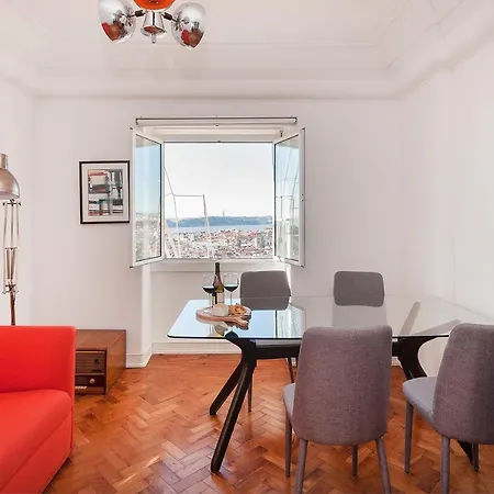 Graca - Castle | Cheese & Wine * リスボン